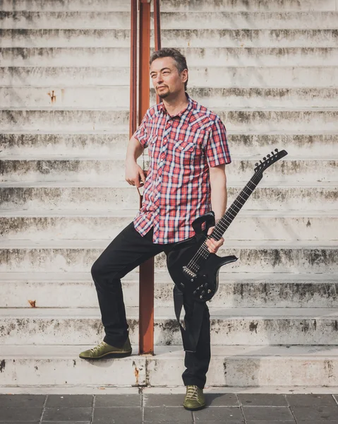 Homem de manga curta camisa tocando guitarra elétrica — Fotografia de Stock