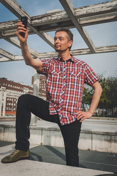 Człowiek w koszuli z krótkim rękawem, biorąc pod selfie — Zdjęcie stockowe