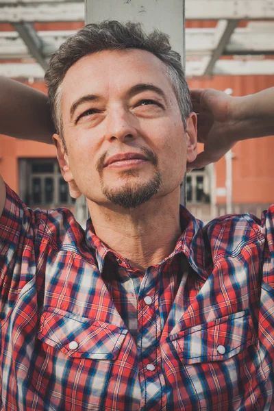 Retrato de um homem em camisa de manga curta — Fotografia de Stock