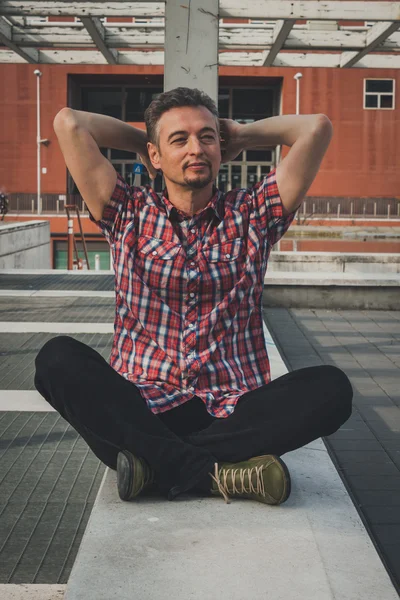 Άνθρωπος σε κοντό μανίκι πουκάμισο κάθεται εξωτερική — Φωτογραφία Αρχείου