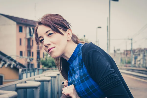 Mooi meisje poseren langs de sporen — Stockfoto