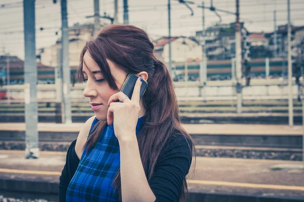 Ładna dziewczyna, rozmowy na telefon wzdłuż torów — Zdjęcie stockowe