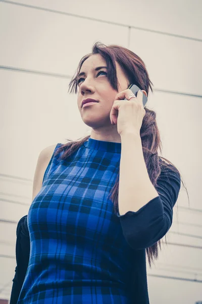 Chica bonita hablando por teléfono a lo largo de las vías —  Fotos de Stock