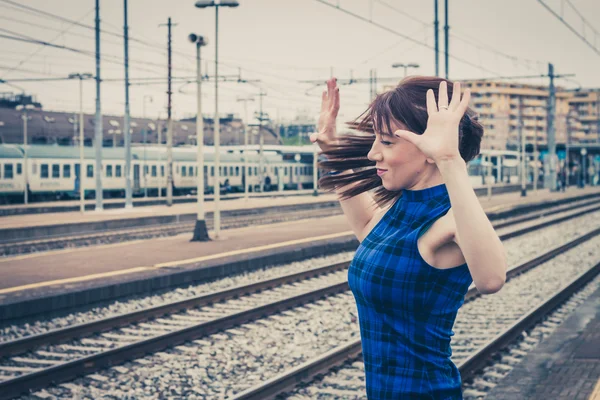 Mooi meisje poseren langs de sporen — Stockfoto