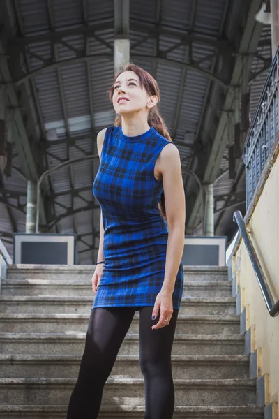 Mooi meisje poseren in railroad station voetgangerstunnel — Stockfoto