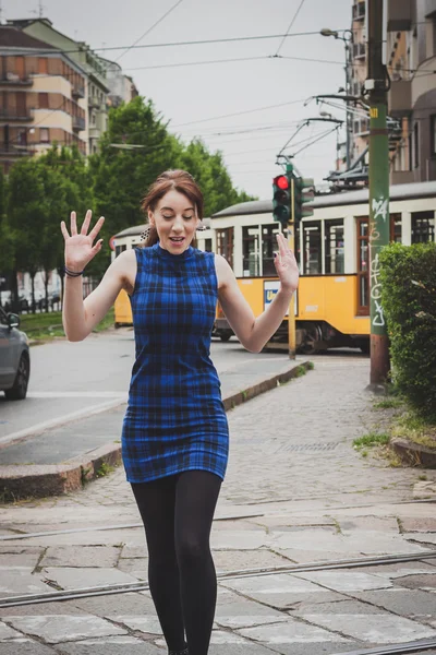 Menina bonita atravessando a rua — Fotografia de Stock