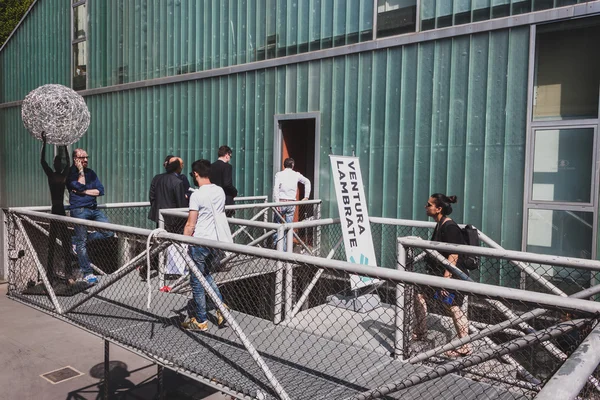 Mensen bij ventura lambrate spatie tijdens Milaan design week — Stockfoto