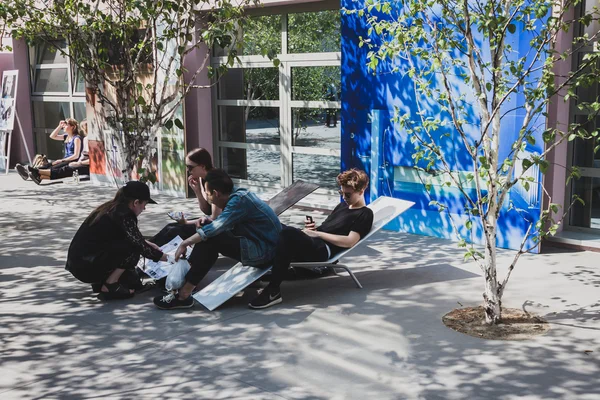 Personas en el espacio Ventura Lambrate durante la Semana del Diseño de Milán — Foto de Stock