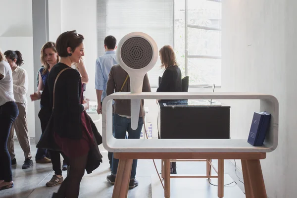 Radio en el espacio Ventura Lambrate durante la Semana del Diseño de Milán — Foto de Stock