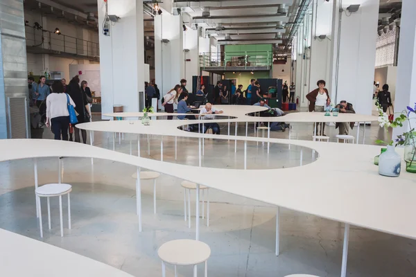 Pessoas no espaço Ventura Lambrate durante a semana de Design de Milão — Fotografia de Stock