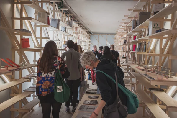 Människor på ventura lambrate utrymme under Milano design week — Stockfoto