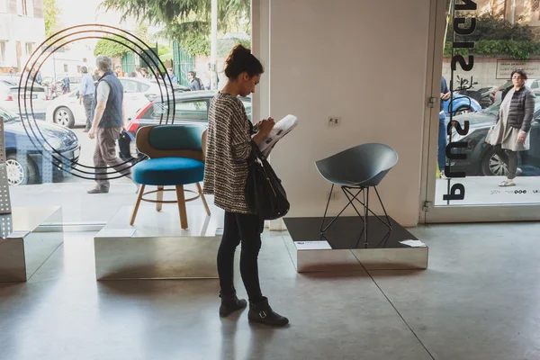 Personas en el espacio Ventura Lambrate durante la Semana del Diseño de Milán —  Fotos de Stock