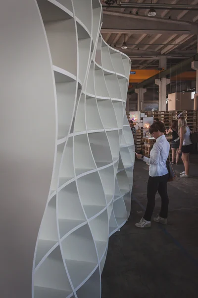 Люди в Вентура lambrate простору під час Мілані Тиждень дизайну — стокове фото
