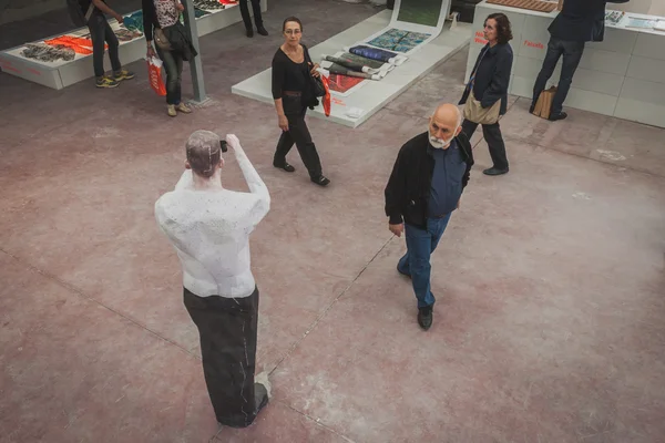 Люди в Ventura Lambrate пространстве во время недели дизайна в Милане — стоковое фото