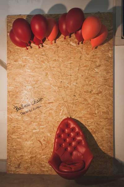 Balon sandalye ventura lambrate alan Milano tasarım Haftası — Stok fotoğraf