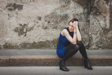 güzel kız kaldırımda otururken