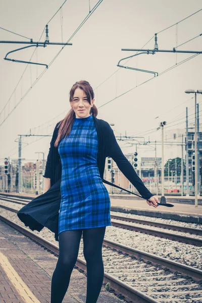 Mooi meisje poseren langs de sporen — Stockfoto