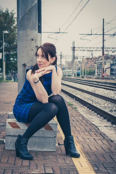 Hübsches Mädchen posiert auf den Gleisen — Stockfoto