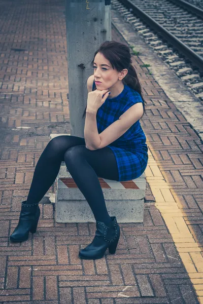 Pretty girl posing along the tracks — Stock Photo, Image
