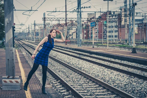 Mooi meisje poseren langs de sporen — Stockfoto