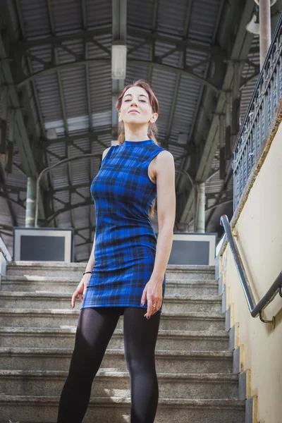 Chica bonita posando en el paso subterráneo de la estación de tren —  Fotos de Stock