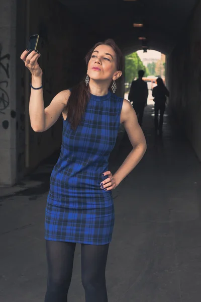 Pretty girl taking a selfie — Stock Photo, Image