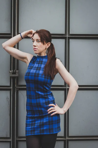 Pretty girl posing in the street — Stock Photo, Image