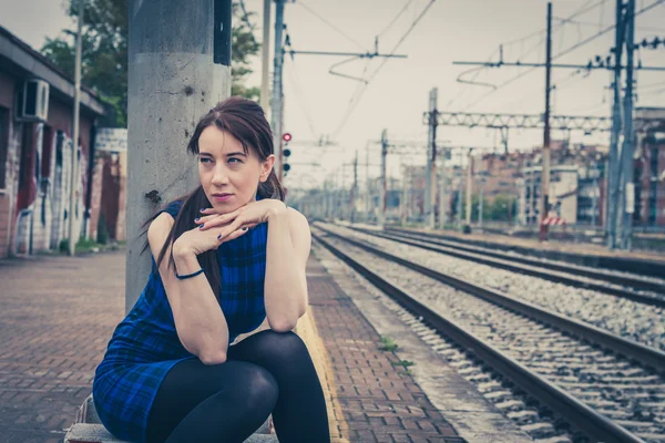 Pretty girl posing along the tracks — Stock Photo, Image