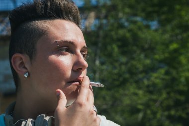 Sigara kısa saçlı kız portresi