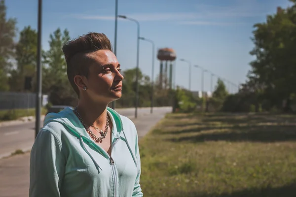 Fille aux cheveux courts debout dans l'herbe — Photo