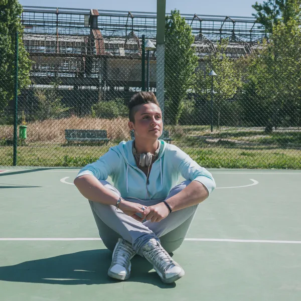 Menina de cabelo curto em um playground de basquete — Fotografia de Stock