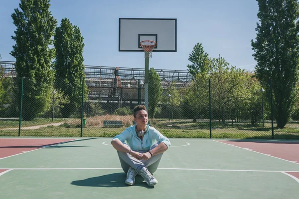 Krátké vlasy dívka v basketbalové hřiště — Stock fotografie