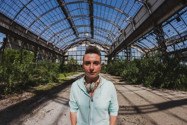 Portrait Fisheye de jeune fille aux cheveux courts dans une usine abandonnée — Photo