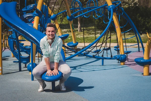 Korthåret pike som sitter på en lekeplass for barn – stockfoto