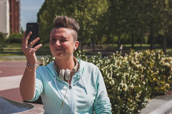 Bir selfie alarak kısa saçlı kız portresi — Stok fotoğraf