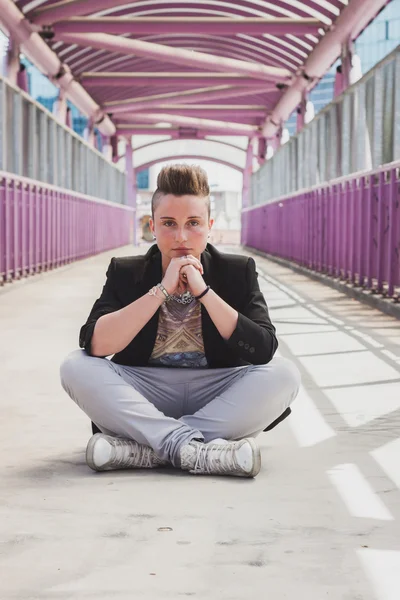 Pretty short hair girl posing on a bridge — Stock Photo, Image