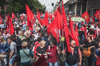 Kurtuluş günü yürüyüşü Milano katılan insanlar