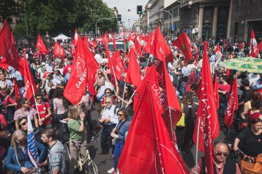 Kurtuluş günü yürüyüşü Milano katılan insanlar