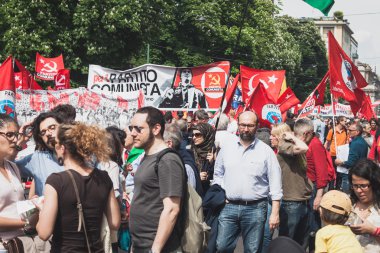 Kurtuluş günü yürüyüşü Milano katılan insanlar