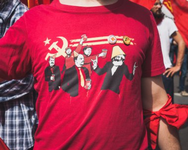 Kurtuluş günü yürüyüşü Milano komik t-shirt