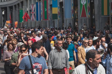 Kurtuluş günü yürüyüşü Milano katılan insanlar
