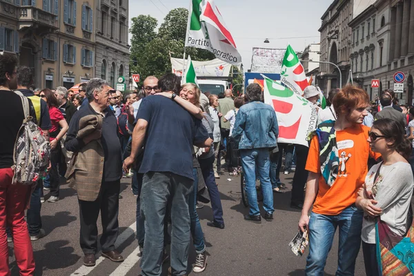 People taking part in the Liberation Day parade in Milan — Stock Photo, Image