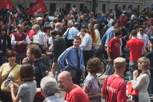 People taking part in the Liberation Day parade in Milan — Stock Photo, Image