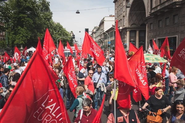 Az emberek részt vesznek a felszabadulás napi parádé Milánóban — Stock Fotó