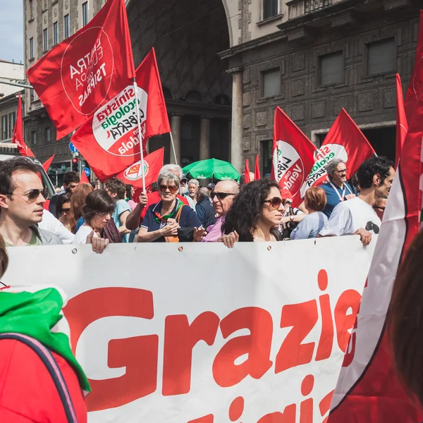 Ludzie biorący udział w paradzie dzień wyzwolenia w Mediolanie — Zdjęcie stockowe