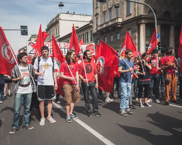 Az emberek részt vesznek a felszabadulás napi parádé Milánóban — Stock Fotó