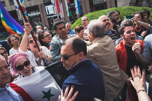 Pro-Palestijnse demonstranten wedstrijd de joodse brigade tijdens de bevrijding dag parade in Milaan — Stockfoto