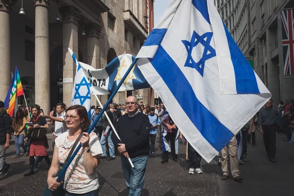 Jüdische Teilnehmer an der Parade zum Tag der Befreiung in Mailand — Stockfoto