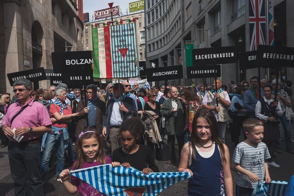 People taking part in the Liberation Day parade in Milan — Stock Photo, Image