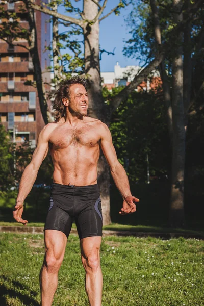 Atleta de pelo largo preparándose para correr — Foto de Stock